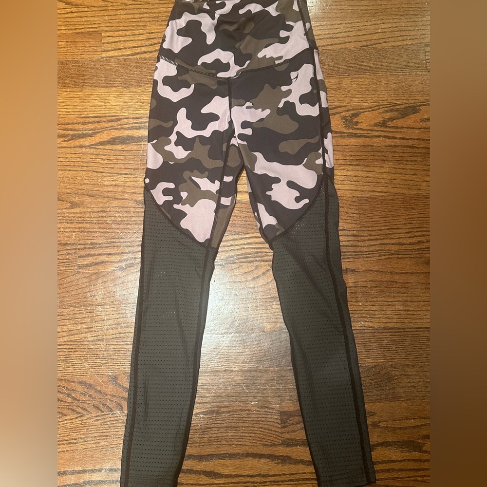 EXCELLENT condition!  Green/black camo ENDEAVOR leggings!  XS